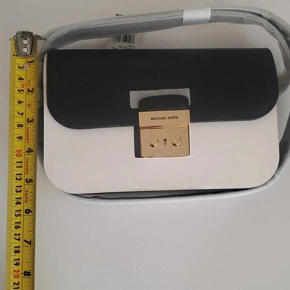 Sm flap belt bag leather,  Michael kors. Black / white, Adjustable 24in-43in. - Picture 2 of 7